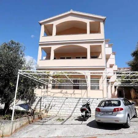 Immaculate 2-bed In Okrug Gornji Apartman