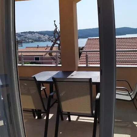 Apartman Immaculate 2-bed In Okrug Gornji *