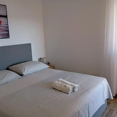 Immaculate 2-bed In Okrug Gornji Apartman *