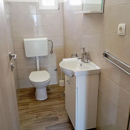 Immaculate 2-bed In Okrug Gornji Apartman