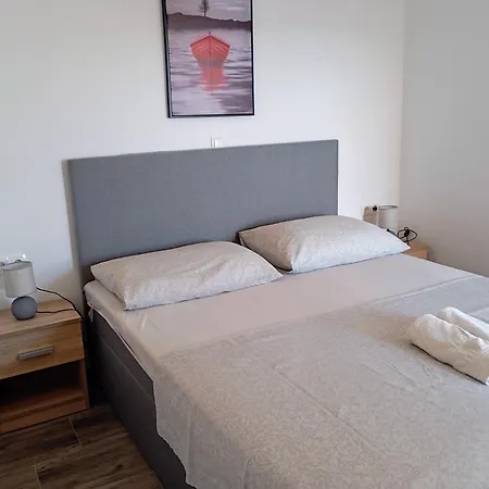 Apartman Immaculate 2-bed In Okrug Gornji