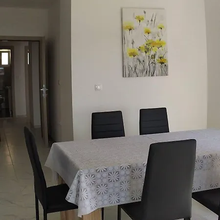 Immaculate 2-bed In Okrug Gornji *
