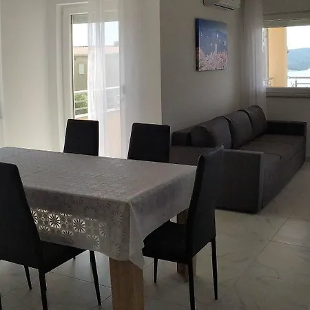 Immaculate 2-bed In Okrug Gornji Apartman Trogir