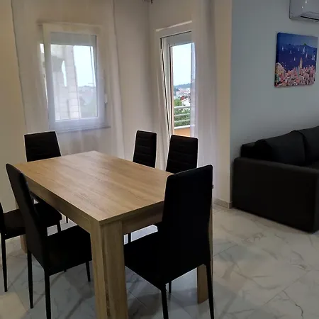 Immaculate 2-bed In Okrug Gornji Apartman