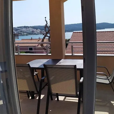 Apartman Immaculate 2-bed In Okrug Gornji *