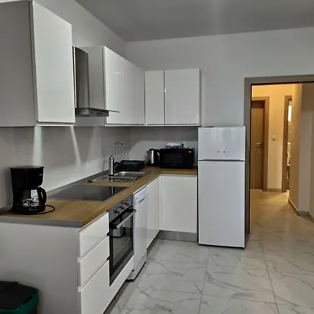 Immaculate 2-bed In Okrug Gornji Apartman *