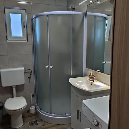 Immaculate 2-bed In Okrug Gornji Apartman *