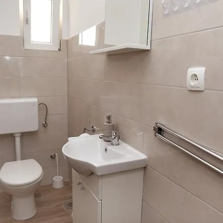 Immaculate 2-bed In Okrug Gornji Apartamento