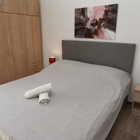 Immaculate 2-bed In Okrug Gornji Apartamento *