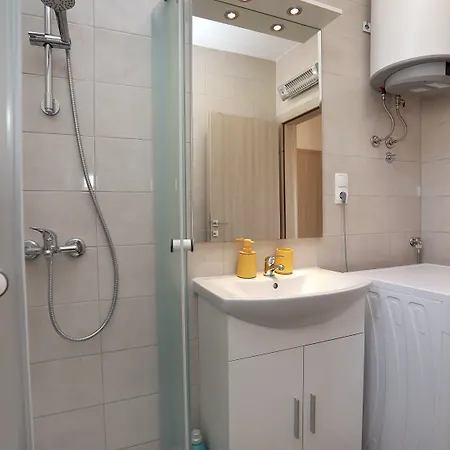 Immaculate 2-bed In Okrug Gornji Apartamento *