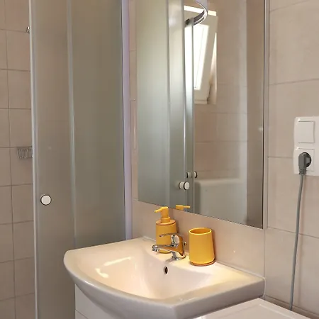 Immaculate 2-bed In Okrug Gornji Apartamento *