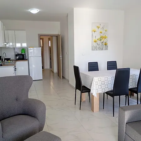 Immaculate 2-bed In Okrug Gornji