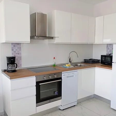 Immaculate 2-bed In Okrug Gornji Appartement