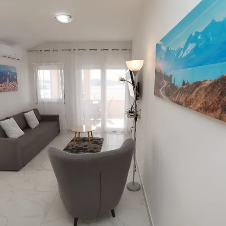 Immaculate 2-bed In Okrug Gornji Trogir