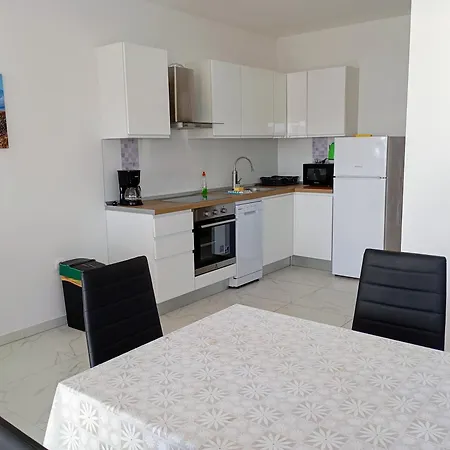 Immaculate 2-bed In Okrug Gornji Apartament