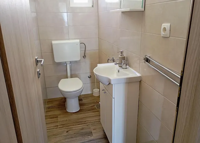 Immaculate 2-bed In Okrug Gornji Apartment